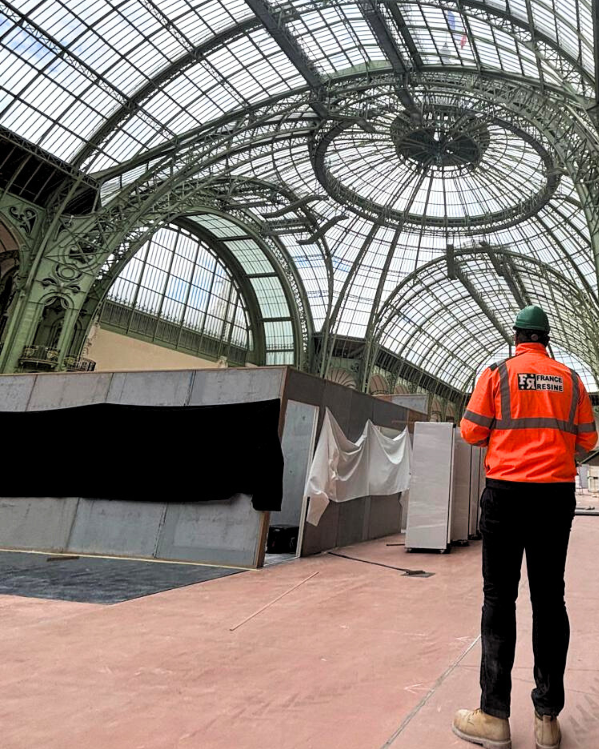 photo du grand palais avec de dos, un collaborateur avec une veste FRANCE RESINE